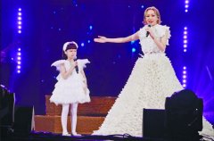 关心妍母女同台演唱